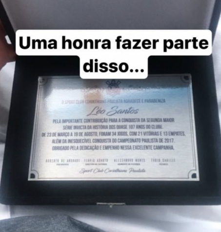 Jogadores do Corinthians recebem placa por segunda maior série invicta