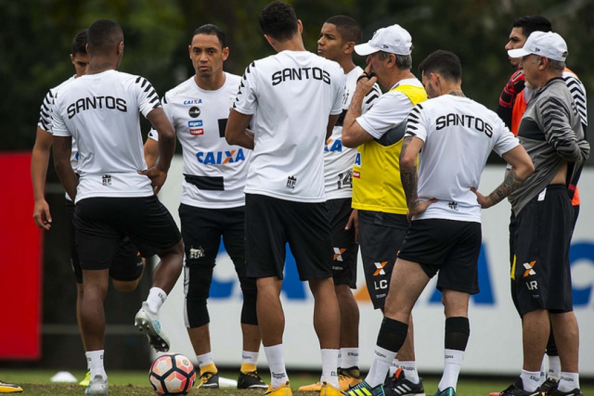 Levir com o elenco do Santos