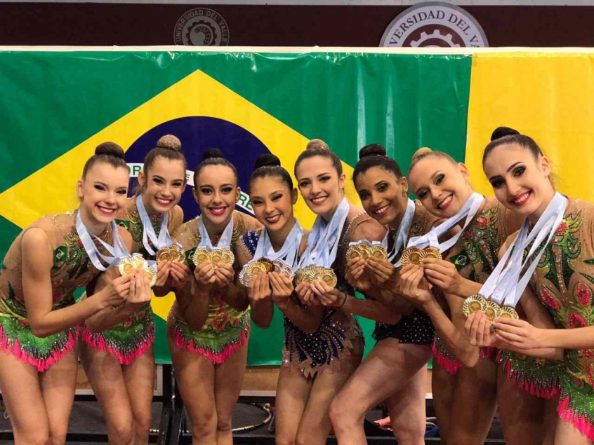 Atletas da Ginástica Rítmica com as medalhas conquistadas na competição
