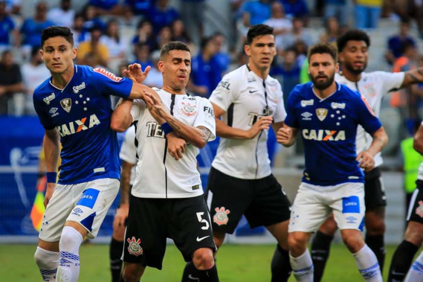 Corinthians arranca empate com o Cruzeiro, mas vê vantagem diminuir