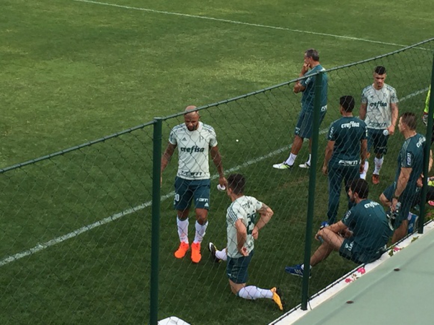Com torcida mirim e Felipe Melo na zaga, Palmeiras empata jogo-treino