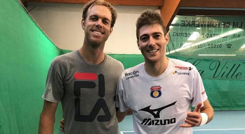 Marcelo Demoliner de branco e Sam Querrey de cinza