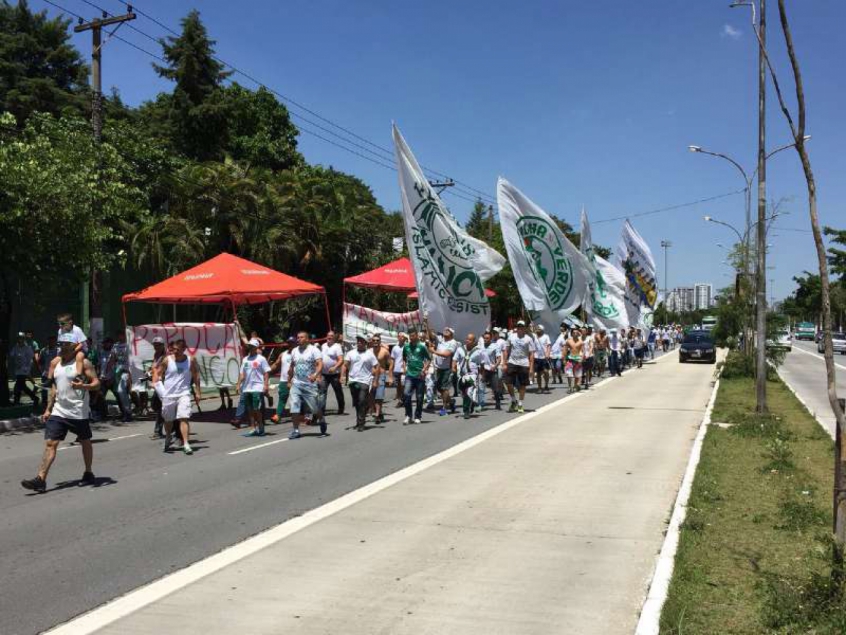Organizada pede demissões, xinga Maurício e Mattos e não poupa nem Valentim em protesto na Academia