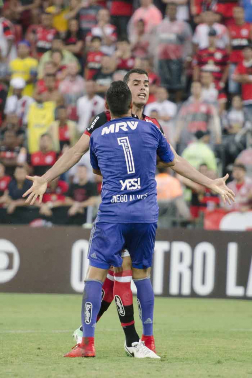 Vizeu e Rhodolfo brigam no primeiro tempo de Flamengo x Corinthians