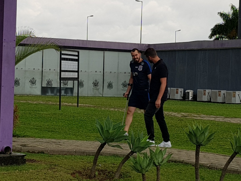 Walter de muleta, sete 'poupados'... Timão se reapresenta e tem dia leve