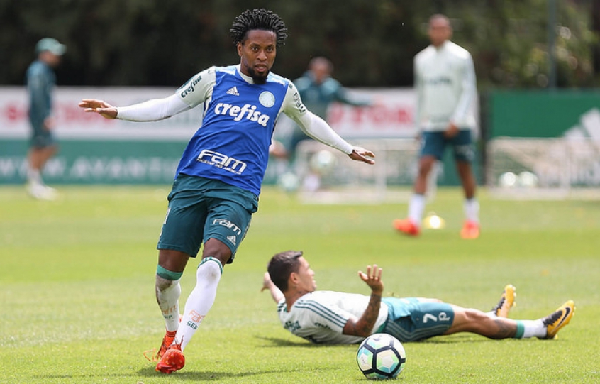 Ainda sem decidir se para, Zé Roberto treina entre os titulares do Palmeiras