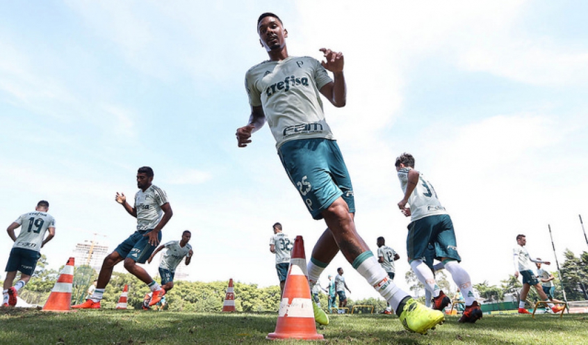Elenco treina marcação, saída de bola e compactação na Academia de Futebol