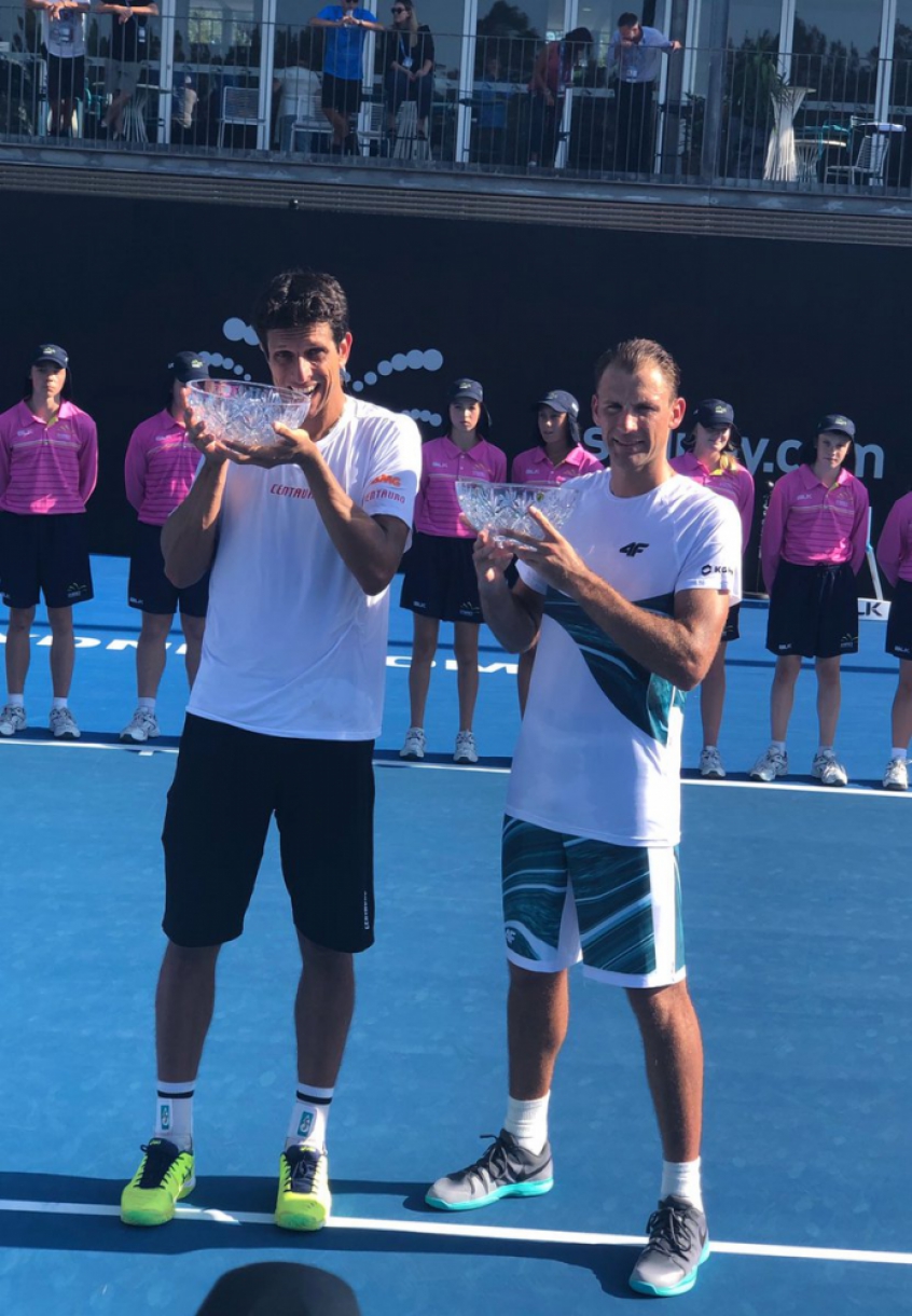 Marcelo Melo e Lukasz Kubot com troféus do ATP de Sidney 2018