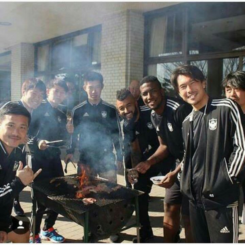 Alex Muralha e Thalles participam de churrasco com companheiros do Albirex Nigata