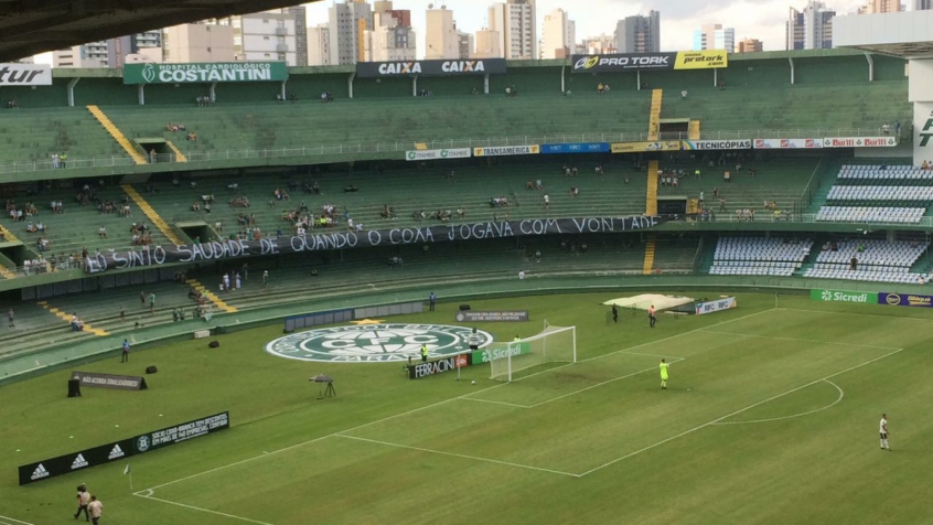 Torcida organizada não entrou no Couto Pereira e pendurou faixas de protestos