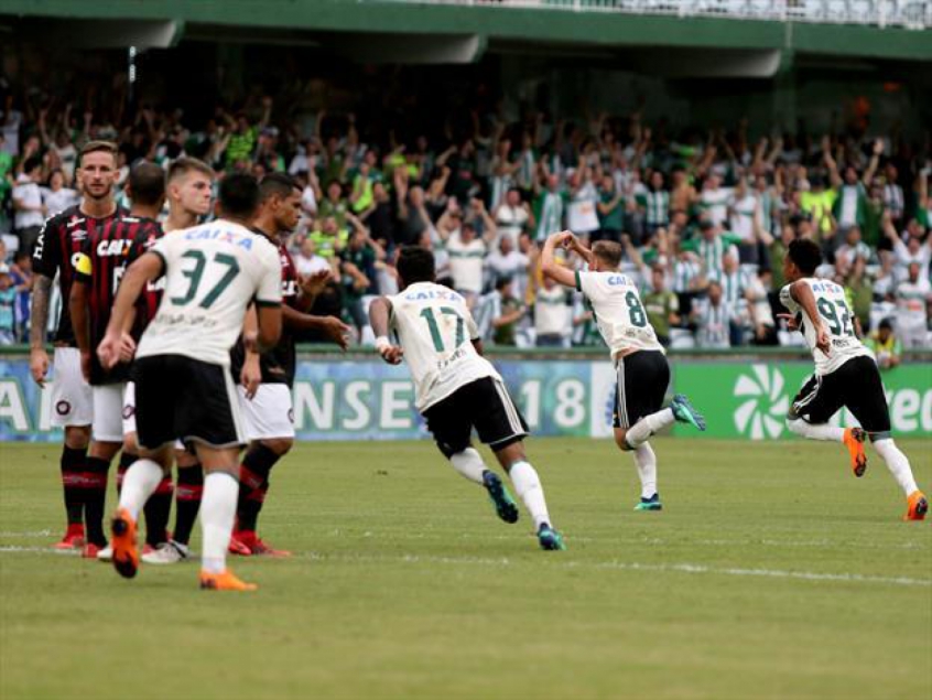 Gol do Coritiba foi marcado pelo meio-campista Júlio Rusch, em cobrança de falta