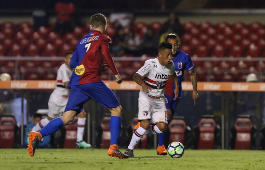 Cueva busca mais o jogo, mas não tem a mesma presença ofensiva de Nenê