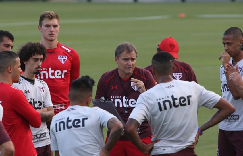 O técnico Diego Aguirre passa instruções aos seus comandados antes do jogo decisivo com o Atlético-PR