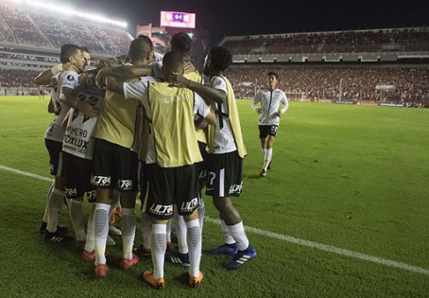 Corinthians vê esquema funcionar na Argentina e torcida do Timão faz barulho em Avellaneda