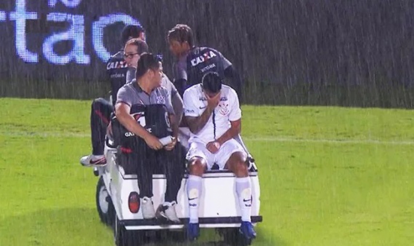 Ralf machuca o ombro e deixa campo chorando em jogo do Corinthians