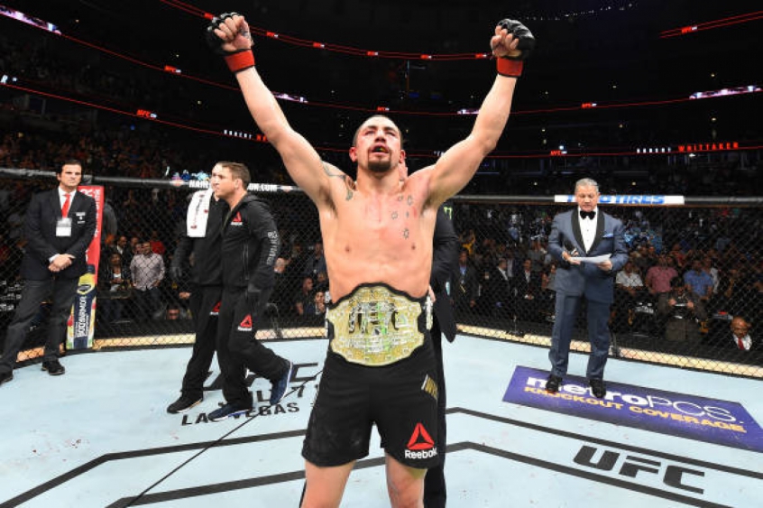 Robert Whittaker superou Yoel Romero após uma 'guerra' de cinco rounds (Foto Getty Images)