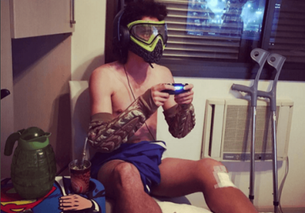 Valdivia mostra seu fardamento para jogar video game