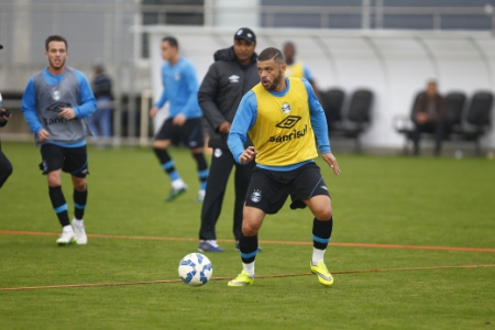 Sob o comando de Roger, Edinho "ressurgiu" para o futebol (Foto: Lucas Uebel/Grêmio)