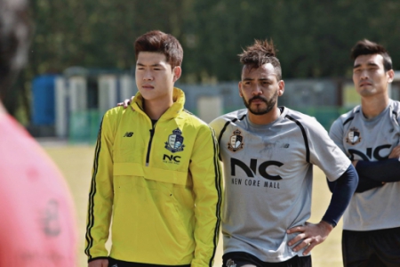 Edison Tarabai comemora bom momento na carreira após fim da temporada no paÃs asiático (Foto: Divulgação/Seoul E-Land)