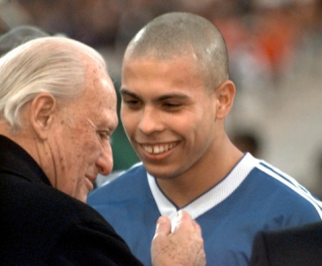 O então presidente da Fifa João Havelange conversa com o craque brasileiro Ronaldo