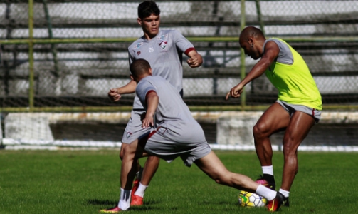Jonathan, de colete, foi um dos destaques do treinamento (Foto: Mailson Santana/Fluminense)