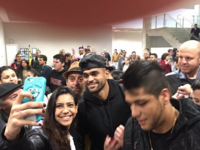 Atacante foi recepcionado no aeroporto por torcedores que esperavam o goleiro Weverton