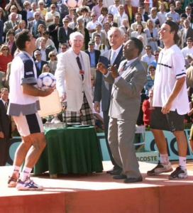 Pelé bate bola com o tenista espanhol Alex Corretja em Paris