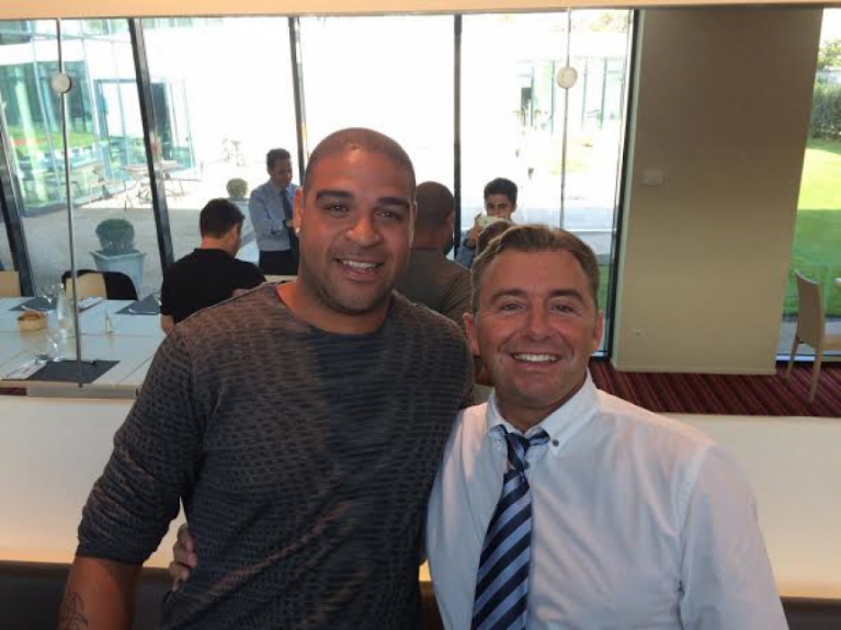Adriano posa com Christophe Maillol na França (Foto: Arquivo pessoal)