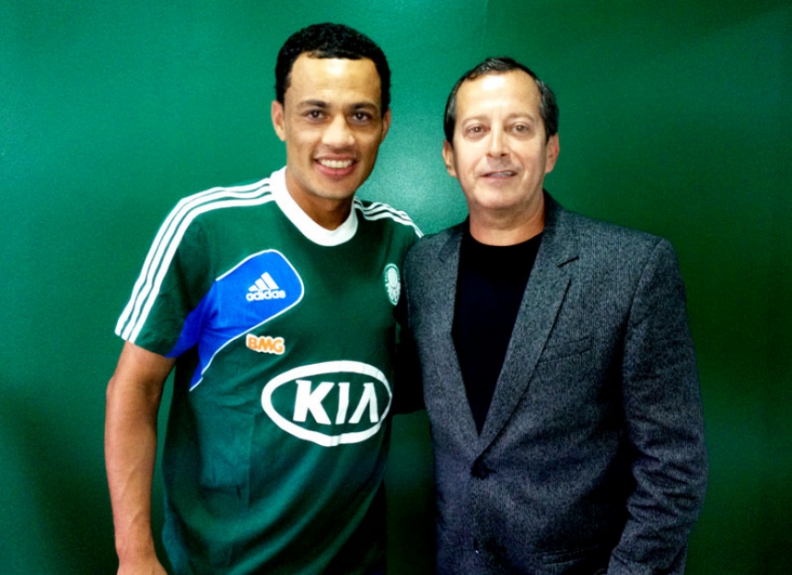Léo Gago com camisa do Palmeiras (Foto: Divulgação)