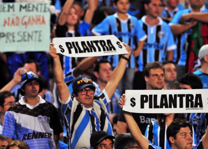 Grêmio x Atlético-MG - Campeonato Brasileiro - Faixa para Ronaldinho (Foto: Ricardo Rímoli)