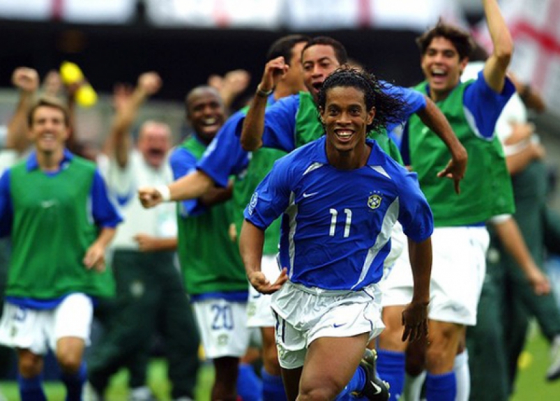 Gol de falta do Ronaldinho contra a Inglaterra na Copa de 2002 (Foto: Agência AFP)