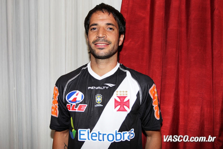 Abelairas apresentado com a camisa do Vasco (Foto: Site oficial do Vasco da Gama)