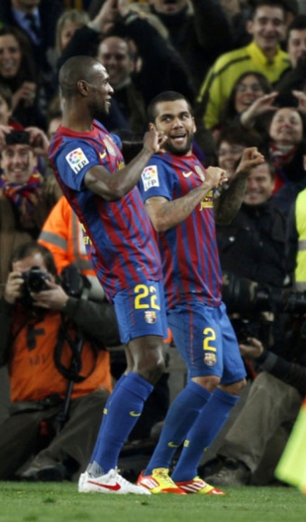 Daniel Alves e Abidal - Barcelona (Foto: Arquivo LANCE!)