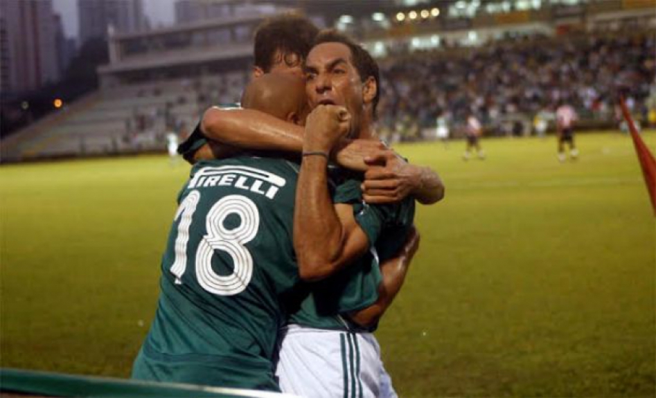 Edmundo fez dois gols no clássico contra o Corinthians neste século