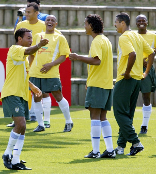 A Seleção de 2002 era boa também no samba: Júnior, Cafu, Roberto Carlos, Ronaldinho Gaúcho, Vampeta e Edílson eram pura alegria