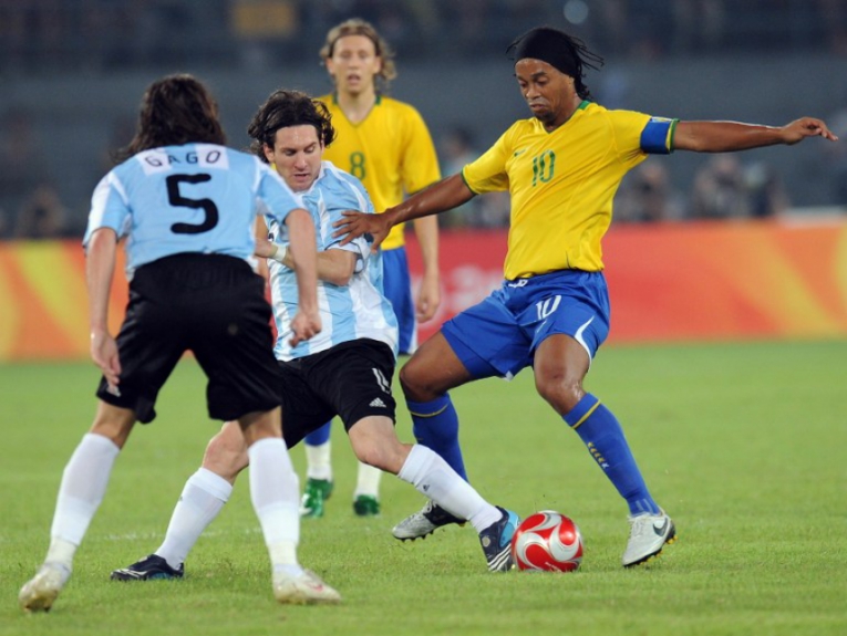 Na semifinal da Olimpíada de 2008, o Brasil de Ronaldinho caiu para a Argentina de Messi