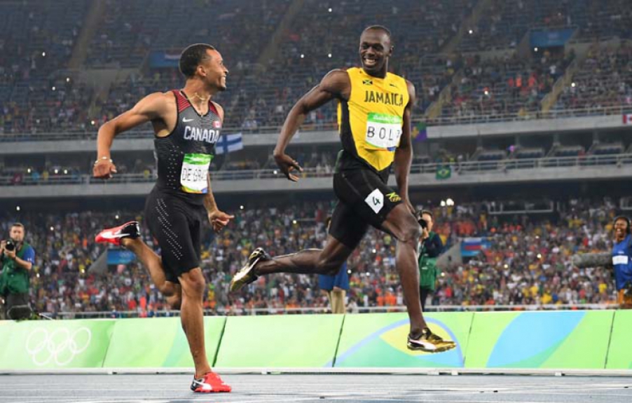 Canadense Andre De Grasse e jamaicano Usain Bolt mostram um pouco do espírito olímpico