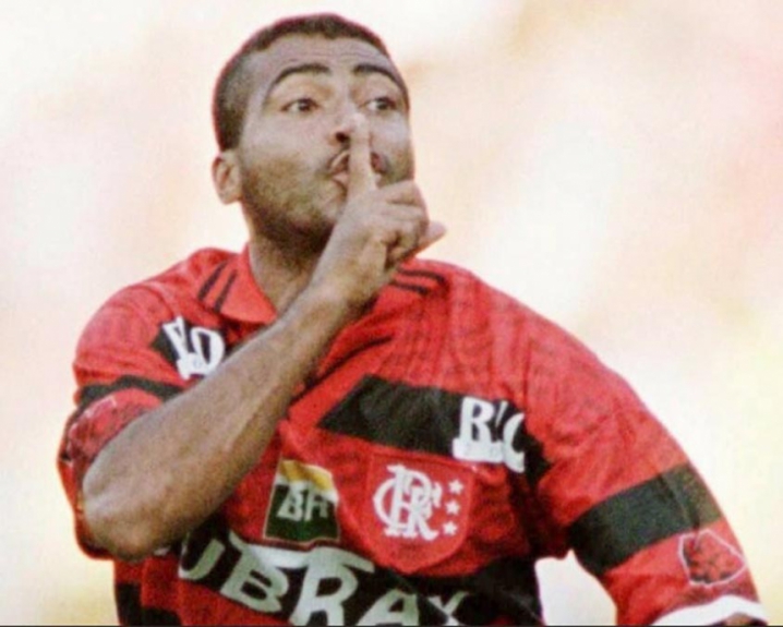 Romário - mandando a torcida ficar em silêncio