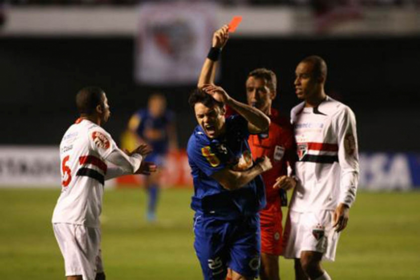 Expulsão do Kléber, no jogo São Paulo x Cruzeiro, na Libertadores, dia 19/05/2010