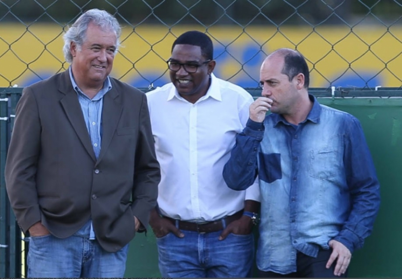 César Sampaio ao lado do coordenador de cursos da CBF, Osvaldo Torres, e do gerente Cícero Souza (Foto: Cesar Greco)