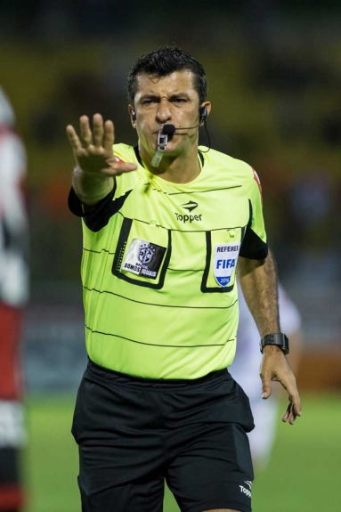 Sandro Meira Ricci - Arbitro durante o clássico entre Flamengo e Fluminense