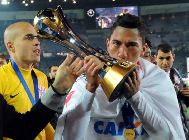 Ralf beijo o troféu do Mundial de Clubes conquistado pelo Corinthians em 2012