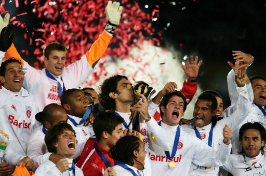 Fernandão beijo o troféu do Mundial de Clubes que o Inter ganhou em cima do Barcelona em 2006