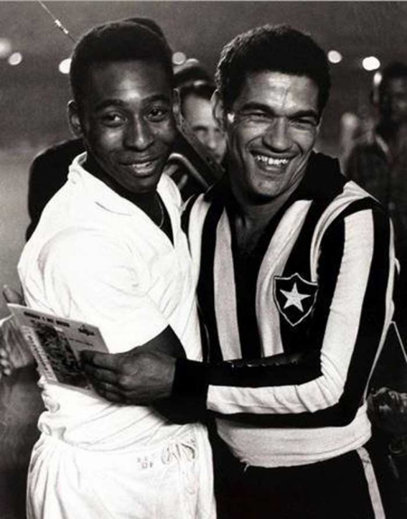 Garrincha, com a camisa do Botafogo - Em jogo contra o Santos de Pelé