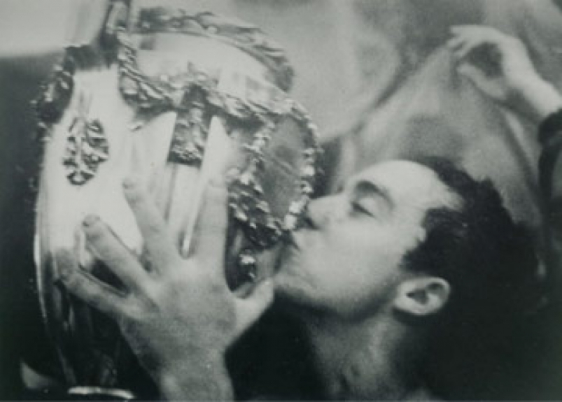 Tostão beija Taça Brasil de 1966 (Foto: Site oficial / Cruzeiro)