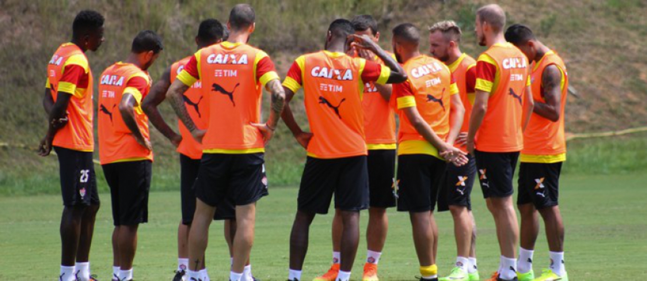 Elenco do Vitória se reúne durante treino neste sábado (Foto: Maurícia da Matta / EC Vitória / Divulgação)