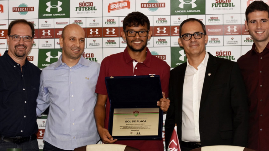 Coletiva Fluminense - Pedro Abad entrega placa a Gustavo Scarpa por gol feito na partida contra o Globo-RN
