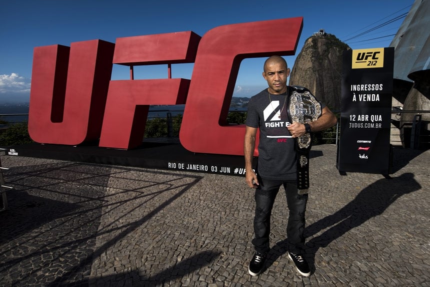 José Aldo posa com cinturão do UFC no Morro da Urca, no Rio de Janeiro