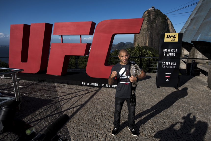 José Aldo posa com cinturão do UFC no Morro da Urca, no Rio de Janeiro