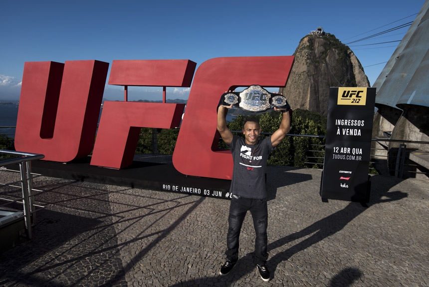 José Aldo posa com cinturão do UFC no Morro da Urca, no Rio de Janeiro